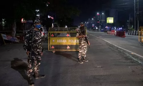 Assam के एक गांव में बीफ मिलने के बाद भीड़ ने मुस्लिम घरों में तोड़फोड़ की Assam के एक गांव में बीफ मिलने के बाद भीड़ ने मुस्लिम घरों में तोड़फोड़ की