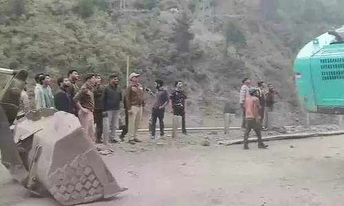 चंदरकोट में भूस्खलन के कारण NH-44 यातायात बाधित, बहाली कार्य जारी चंदरकोट में भूस्खलन के कारण NH-44 यातायात बाधित, बहाली कार्य जारी