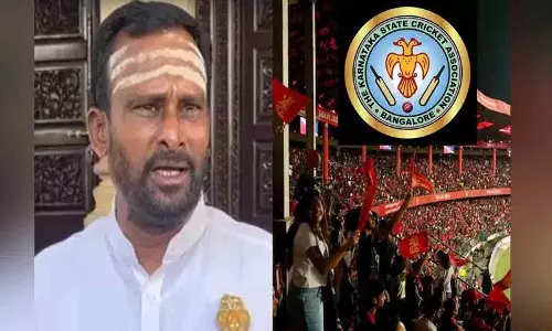 कर्नाटक के MLA ने फैंस की भीड़ के बीच IPL टिकट और स्पेशल सीट की मांग की कर्नाटक के MLA ने फैंस की भीड़ के बीच IPL टिकट और स्पेशल सीट की मांग की