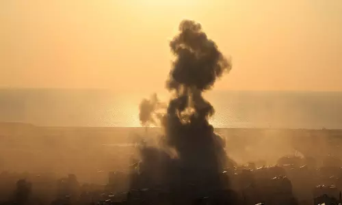 Abu Dhabi: मिसाइल के मलबे से मारे गए दो लोगों में एक भारतीय नागरिक भी शामिल Abu Dhabi: मिसाइल के मलबे से मारे गए दो लोगों में एक भारतीय नागरिक भी शामिल