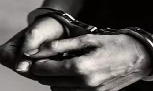 नालंदा में रिश्वतखोरी के आरोप में स्वास्थ्य अधिकारी गिरफ्तार नालंदा में रिश्वतखोरी के आरोप में स्वास्थ्य अधिकारी गिरफ्तार