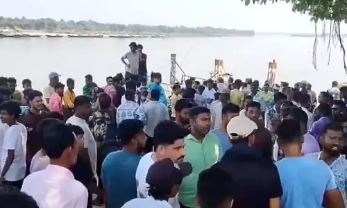 गंगा में छात्र लापता, फेरी सेवा निलंबित गंगा में छात्र लापता, फेरी सेवा निलंबित