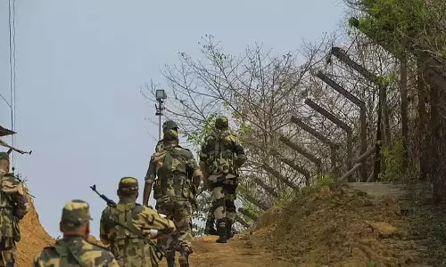 BSF हिली बॉर्डर पर क्षतिग्रस्त सुपारी बैराज की तलाश में BSF हिली बॉर्डर पर क्षतिग्रस्त सुपारी बैराज की तलाश में