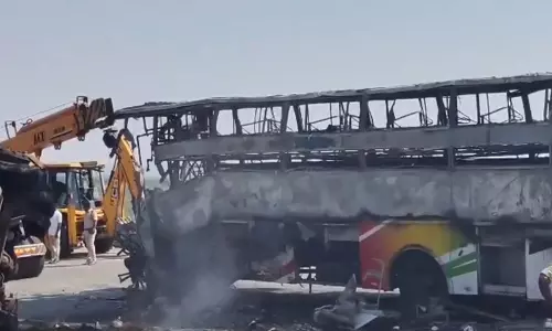 Andhra Pradesh बस दुर्घटना में मरने वालों की संख्या बढ़कर 14 हुई