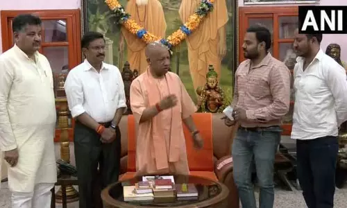रायगंज अग्निकांड पीड़ितों को राहत: Yogi Adityanath ने सौंपे आर्थिक सहायता के चेक रायगंज अग्निकांड पीड़ितों को राहत: Yogi Adityanath ने सौंपे आर्थिक सहायता के चेक