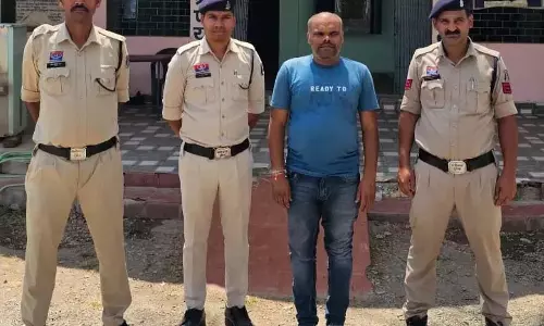 CG: धान खरीदी घोटाला, 70 लाख की हेराफेरी में प्रभारी गिरफ्तार CG: धान खरीदी घोटाला, 70 लाख की हेराफेरी में प्रभारी गिरफ्तार