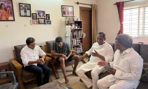 Telangana: के टी रामा राव ने घायल बीआरएस नेता मन्ने कृषंक से मुलाकात की