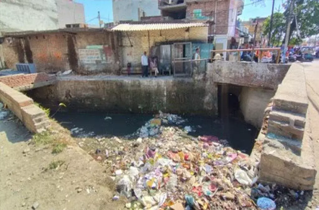 Bareilly: खुले नाले बन गए हादसों का कारण Bareilly: खुले नाले बन गए हादसों का कारण