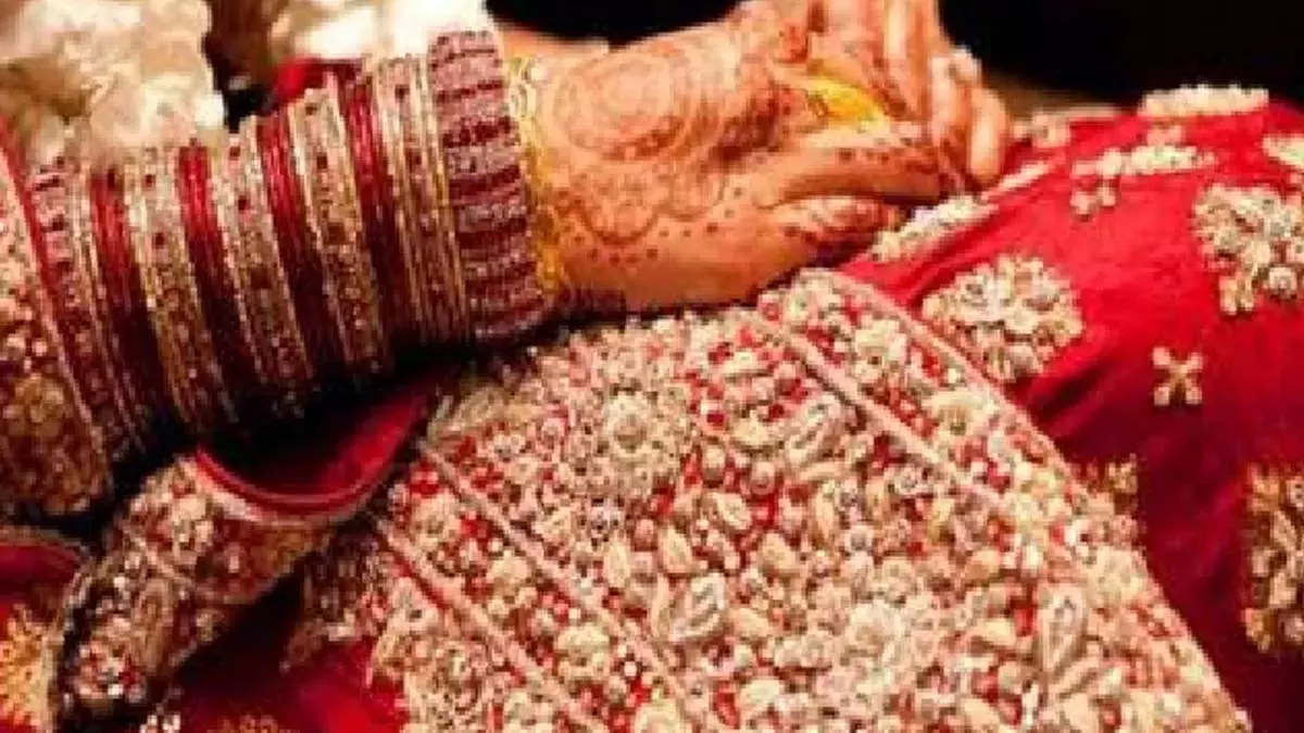 नवविवाहिता ससुराल से भागी, प्रेमी संग पहुंच गई थाने नवविवाहिता ससुराल से भागी, प्रेमी संग पहुंच गई थाने