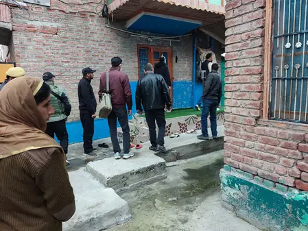जम्मू-कश्मीर: सीआईके की बड़ी कार्रवाई, श्रीनगर और शोपियां समेत कई जगहों पर मारे छापे जम्मू-कश्मीर: सीआईके की बड़ी कार्रवाई, श्रीनगर और शोपियां समेत कई जगहों पर मारे छापे