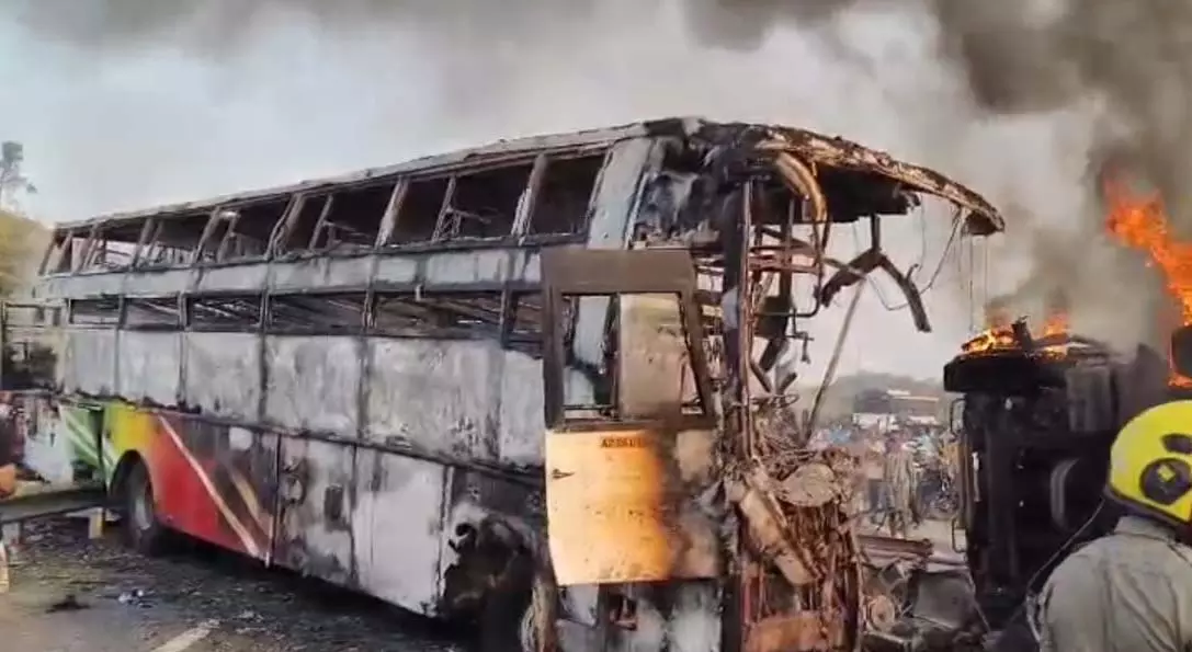 दर्दनाक हादसा, बस में आग लगने से 10 लोगों की मौत, VIDEO दर्दनाक हादसा, बस में आग लगने से 10 लोगों की मौत, VIDEO