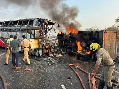 Andhra में जानलेवा हादसा: लग्जरी बस-लॉरी की टक्कर में 13 लोगों की मौत Andhra में जानलेवा हादसा: लग्जरी बस-लॉरी की टक्कर में 13 लोगों की मौत