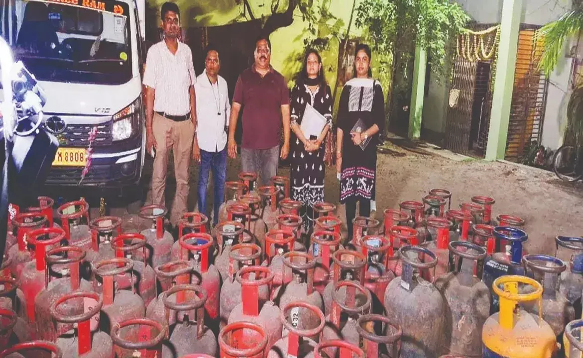 भुवनेश्वर में अवैध LPG व्यापार पर बड़ी कार्रवाई; 110 सिलेंडर जब्त भुवनेश्वर में अवैध LPG व्यापार पर बड़ी कार्रवाई; 110 सिलेंडर जब्त
