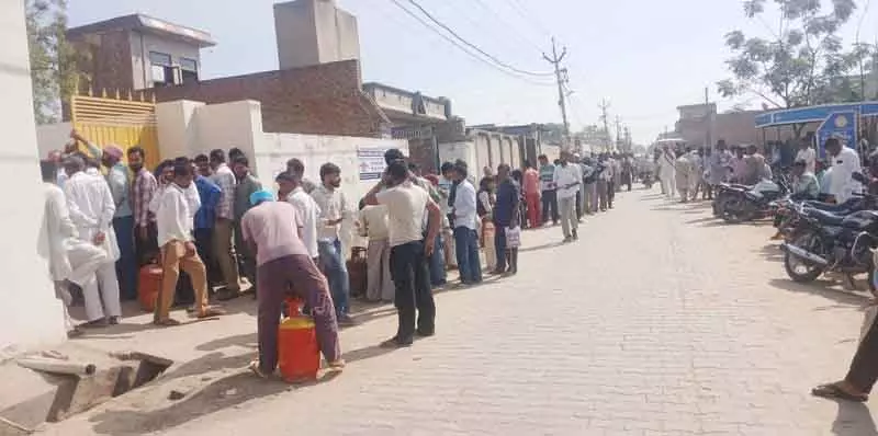 LPG सिलेंडर की कमी के कारण सिरसा के ग्रामीण घंटों तक कतार में लगे रहे LPG सिलेंडर की कमी के कारण सिरसा के ग्रामीण घंटों तक कतार में लगे रहे
