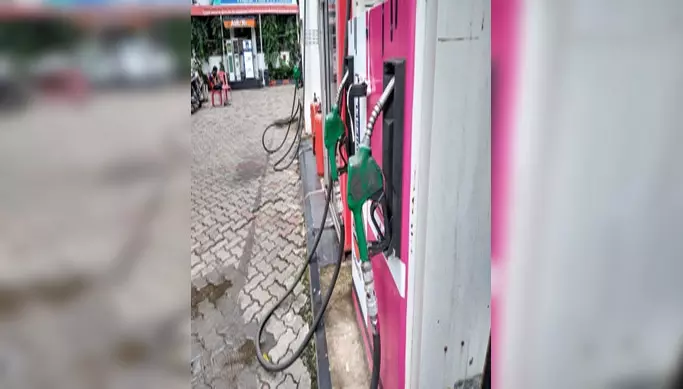 देशभर में पेट्रोल-डीजल की सप्लाई सामान्य, तेजी से बढ़ाए जा रहे PNG कनेक्शन: केंद्र सरकार देशभर में पेट्रोल-डीजल की सप्लाई सामान्य, तेजी से बढ़ाए जा रहे PNG कनेक्शन: केंद्र सरकार