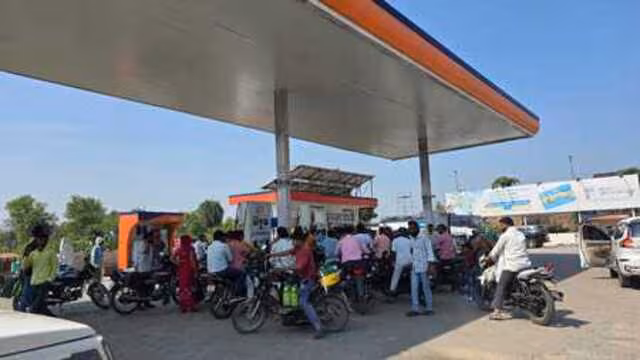 Rae Bareli: ईंधन को लेकर अफरातफरी, पंपों पर लंबी कतारें Rae Bareli: ईंधन को लेकर अफरातफरी, पंपों पर लंबी कतारें