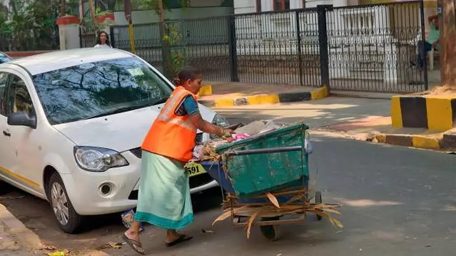 Bengaluru : BSWML ने कॉन्ट्रैक्टर्स को वेस्ट वर्कर्स के लिए सेफ्टी गियर पक्का करने का निर्देश दिया Bengaluru : BSWML ने कॉन्ट्रैक्टर्स को वेस्ट वर्कर्स के लिए सेफ्टी गियर पक्का करने का निर्देश दिया