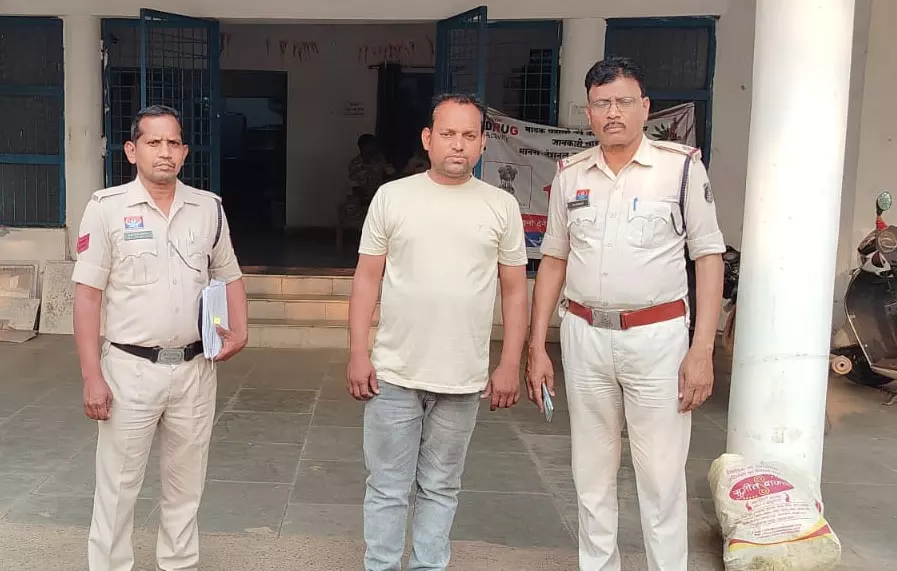 सरकारी नौकरी लगाने के नाम पर लाखों की ठगी, दुर्ग से महाठग गिरफ्तार सरकारी नौकरी लगाने के नाम पर लाखों की ठगी, दुर्ग से महाठग गिरफ्तार