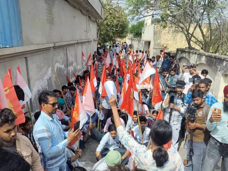 मांगों को लेकर छात्रों ने Punjab विधानसभा अध्यक्ष के आवास का घेराव किया मांगों को लेकर छात्रों ने Punjab विधानसभा अध्यक्ष के आवास का घेराव किया