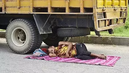 Pune : शिरुर में सोते समय ट्रक के नीचे कुचला गया 29 साल का युवक; ड्राइवर पर चार्ज लगा Pune : शिरुर में सोते समय ट्रक के नीचे कुचला गया 29 साल का युवक; ड्राइवर पर चार्ज लगा