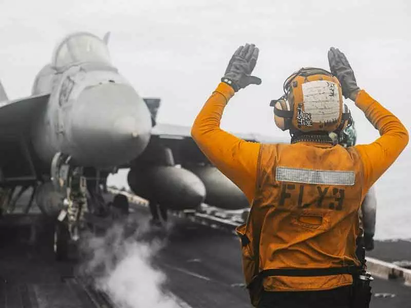 US सेंटकॉम: USS अब्राहम लिंकन ईरान में टारगेट ऑपरेशन जारी रखे हुए है US सेंटकॉम: USS अब्राहम लिंकन ईरान में टारगेट ऑपरेशन जारी रखे हुए है