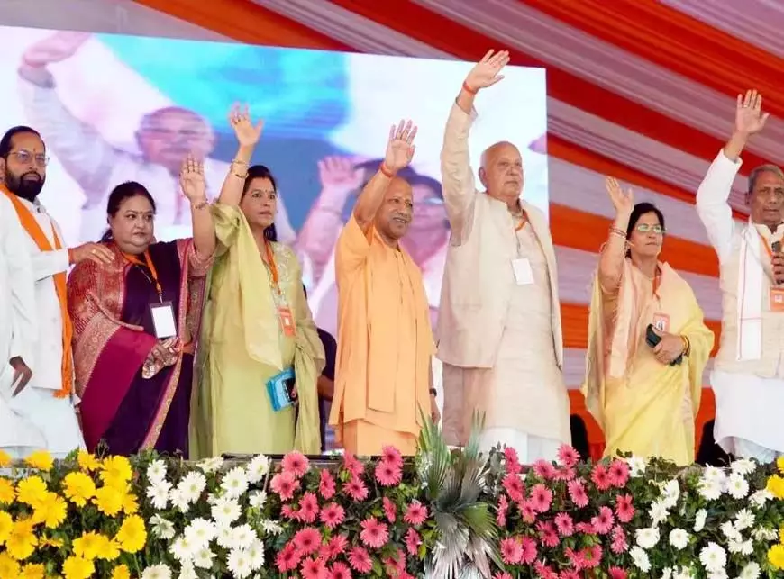 Lucknow: सीएम के हाथों नवरात्रि में लाभार्थियों को मिला सुविधाओं का लाभ Lucknow: सीएम के हाथों नवरात्रि में लाभार्थियों को मिला सुविधाओं का लाभ