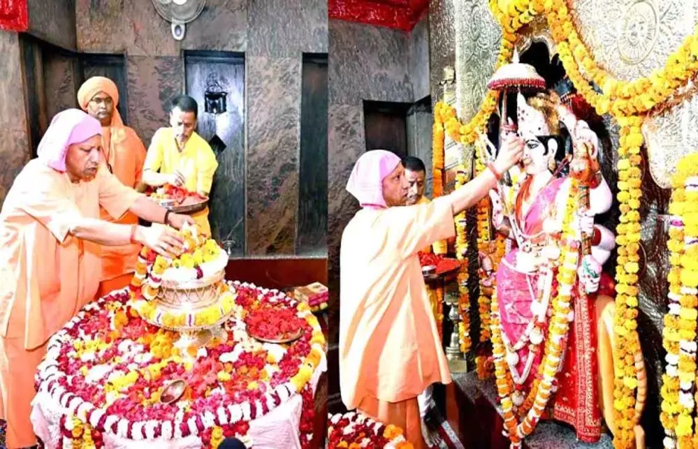 Lucknow: मंदिर में सीएम की मौजूदगी से बढ़ी रौनक Lucknow: मंदिर में सीएम की मौजूदगी से बढ़ी रौनक