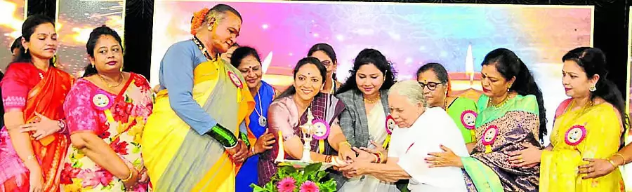 Karnataka : यूनिवर्सिटी महिला दिवस पर अफ़रा-तफ़री Karnataka : यूनिवर्सिटी महिला दिवस पर अफ़रा-तफ़री