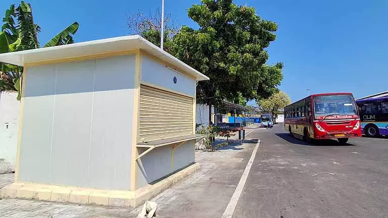 Chennai: रॉयपुरम, आइलैंड ग्राउंड्स टर्मिनल पर MTC कर्मचारियों के लिए कोई बुनियादी सुविधाएं नहीं Chennai: रॉयपुरम, आइलैंड ग्राउंड्स टर्मिनल पर MTC कर्मचारियों के लिए कोई बुनियादी सुविधाएं नहीं