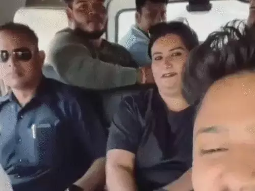 गाड़ी में POLICE लिखवाना ट्रेवर्ल्स संचालक को भारी पड़ गया, गिरफ्तार गाड़ी में POLICE लिखवाना ट्रेवर्ल्स संचालक को भारी पड़ गया, गिरफ्तार