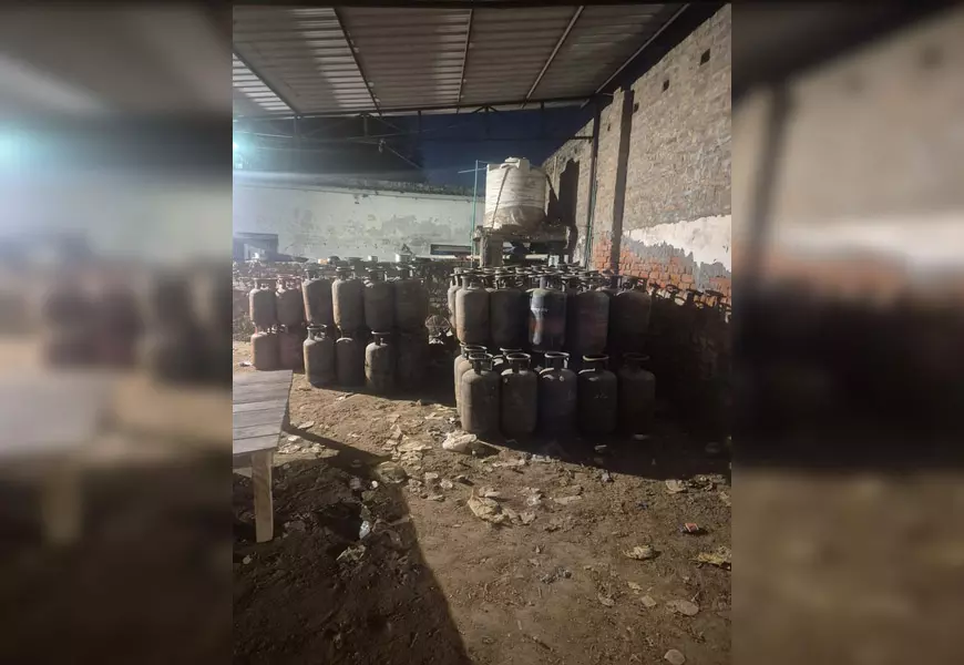 गैस एजेंसी मालिक ने कालाबाजारी के लिए जमा किए थे 459 कमर्शियल गैस सिलेंडर, पुलिस ने मारा छापा गैस एजेंसी मालिक ने कालाबाजारी के लिए जमा किए थे 459 कमर्शियल गैस सिलेंडर, पुलिस ने मारा छापा