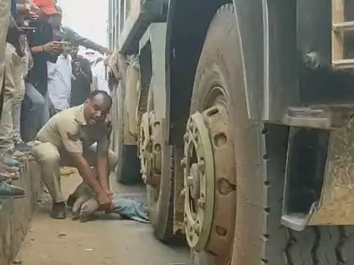 रायपुर : हाईवा की चपेट में आया शख्स, मौत रायपुर : हाईवा की चपेट में आया शख्स, मौत