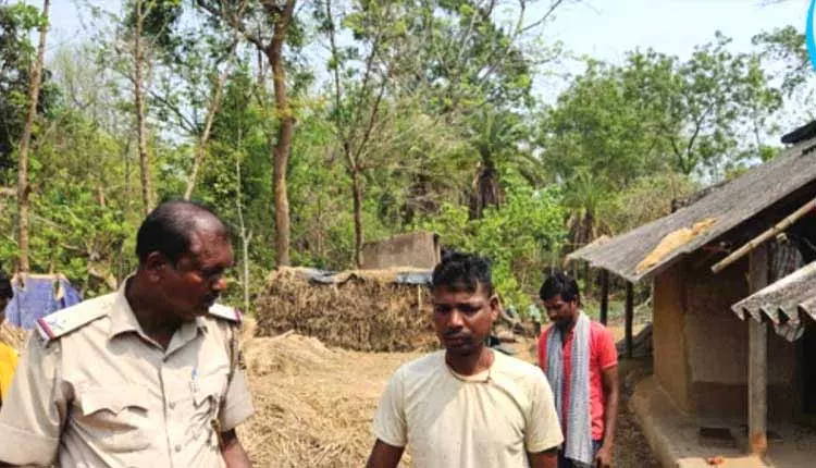 Mayurbhanj district में 400 रुपये के लिए एक व्यक्ति ने 80 वर्षीय पिता की हत्या कर दी Mayurbhanj district में 400 रुपये के लिए एक व्यक्ति ने 80 वर्षीय पिता की हत्या कर दी