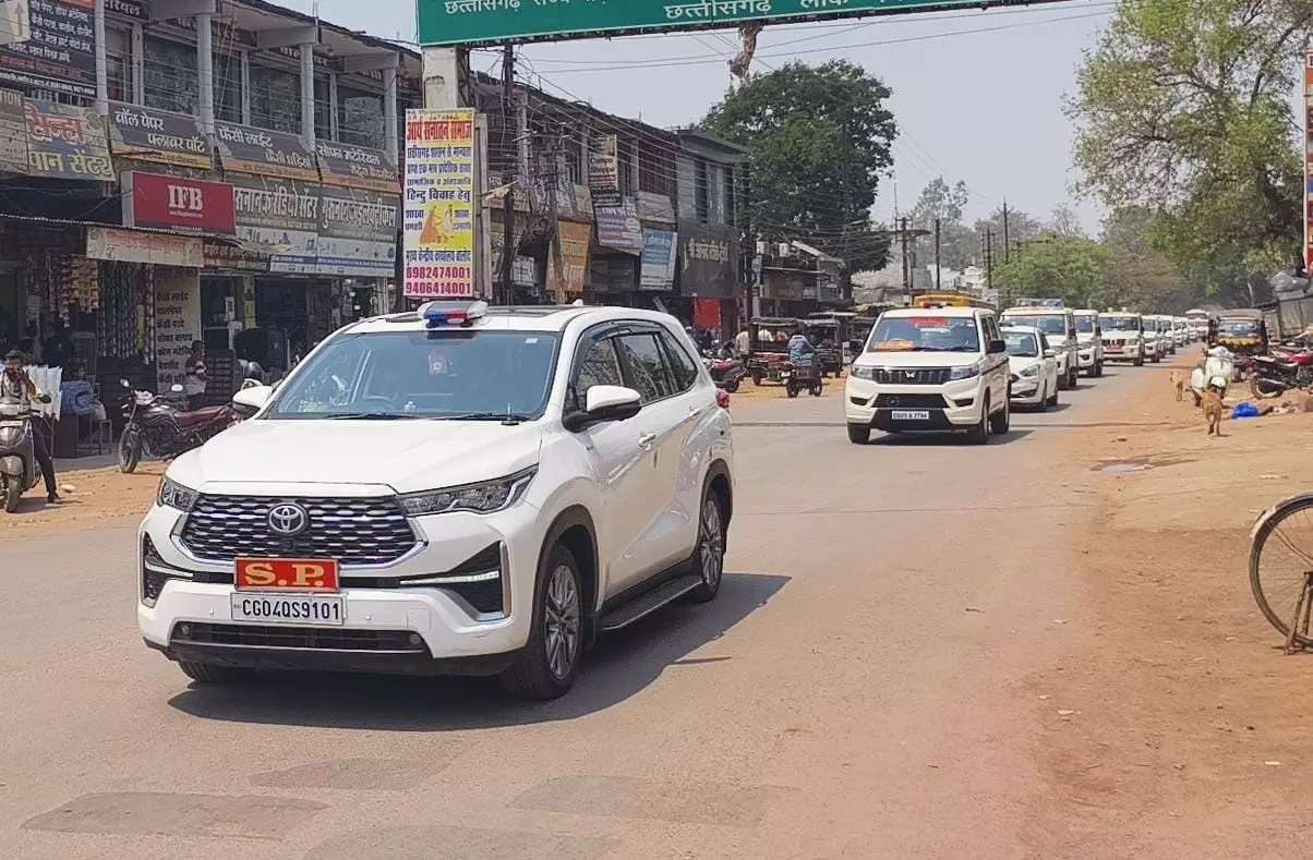 रामनवमी शोभायात्रा से पहले धमतरी पुलिस ने निकाली फ्लैग मार्च रामनवमी शोभायात्रा से पहले धमतरी पुलिस ने निकाली फ्लैग मार्च