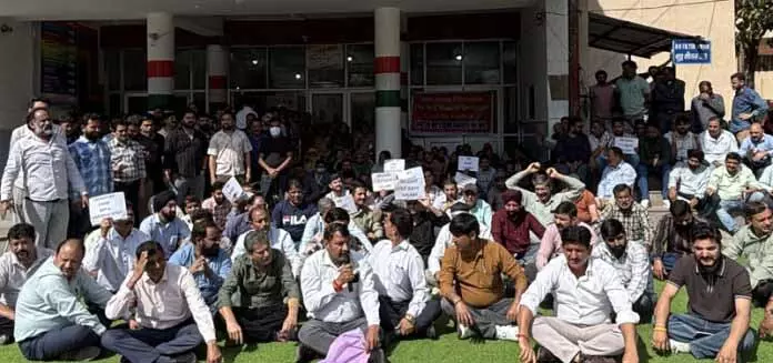 J&K के अस्पतालों में अलाउंस विवाद को लेकर विरोध प्रदर्शन जारी J&K के अस्पतालों में अलाउंस विवाद को लेकर विरोध प्रदर्शन जारी