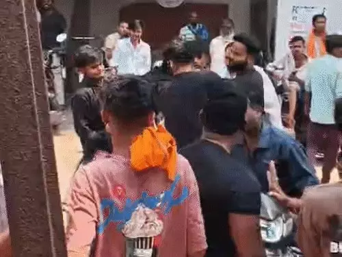 LPG सिलेंडर के लिए धूप में खड़े लोगों के साथ बाउंसरों की गुंडागर्दी, मारपीट किए LPG सिलेंडर के लिए धूप में खड़े लोगों के साथ बाउंसरों की गुंडागर्दी, मारपीट किए