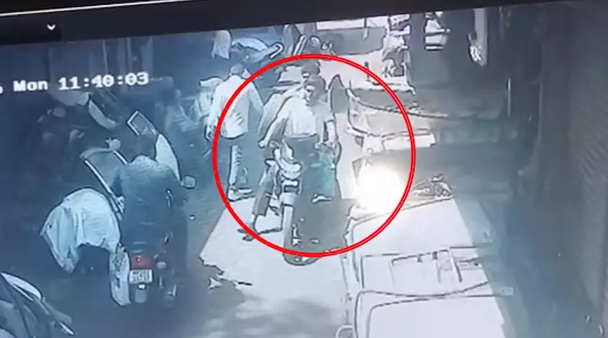 दो चोरों ने कार के पार्ट्स चुराए; CCTV क्लिप में वे चोरी का सामान बेचने के लिए बाज़ार में घूमते दिखे दो चोरों ने कार के पार्ट्स चुराए; CCTV क्लिप में वे चोरी का सामान बेचने के लिए बाज़ार में घूमते दिखे
