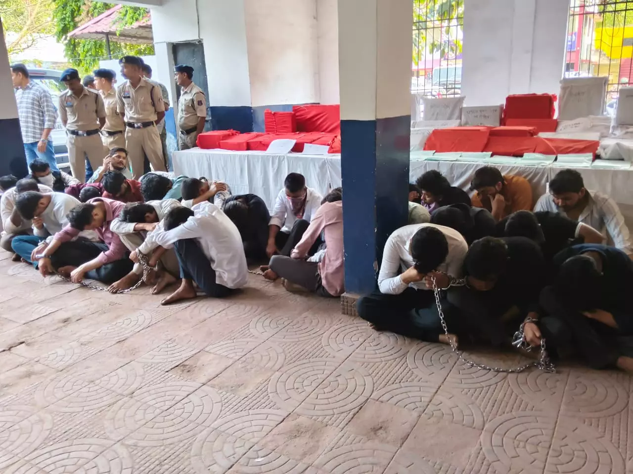 3 फर्जी कॉल सेंटरों से सुपरवाईजर सहित 42 आरोपी गिरफ्तार, रायपुर में बैठे-बैठे विदेश में करते थे ठगी 3 फर्जी कॉल सेंटरों से सुपरवाईजर सहित 42 आरोपी गिरफ्तार, रायपुर में बैठे-बैठे विदेश में करते थे ठगी