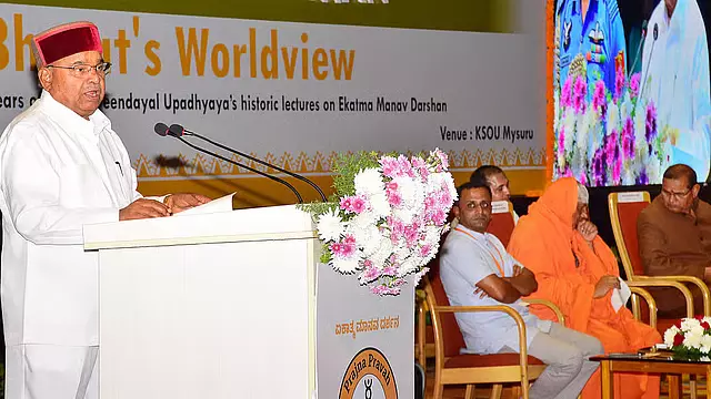 राज्यपाल ने विवाद के बीच मैसूर ओपन यूनिवर्सिटी में RSS के कार्यक्रम का उद्घाटन किया राज्यपाल ने विवाद के बीच मैसूर ओपन यूनिवर्सिटी में RSS के कार्यक्रम का उद्घाटन किया