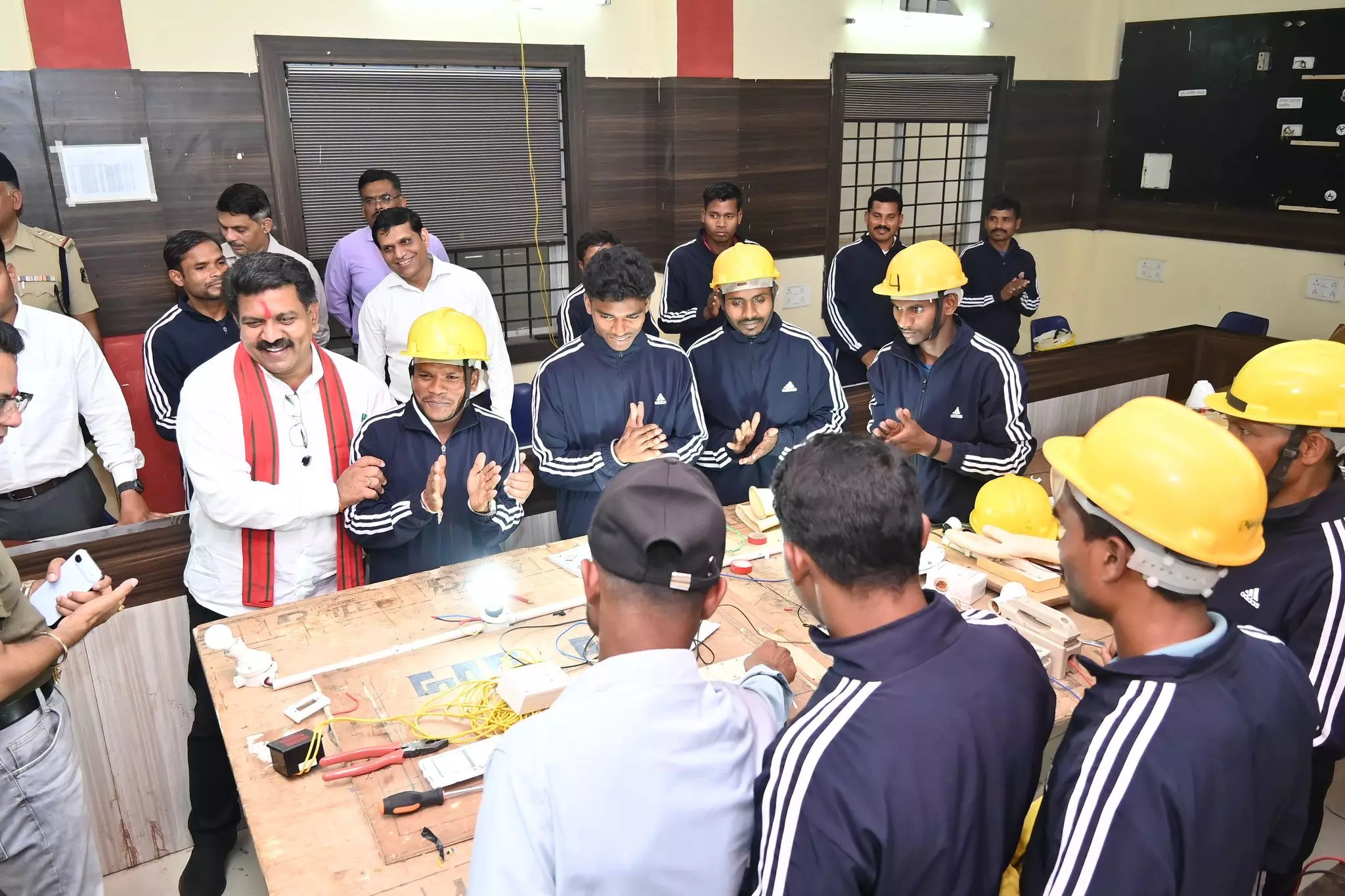 इलेक्ट्रिक कार्य और सिलाई सिख रहे सरेंडर नक्सलियों से मिले गृहमंत्री विजय शर्मा इलेक्ट्रिक कार्य और सिलाई सिख रहे सरेंडर नक्सलियों से मिले गृहमंत्री विजय शर्मा