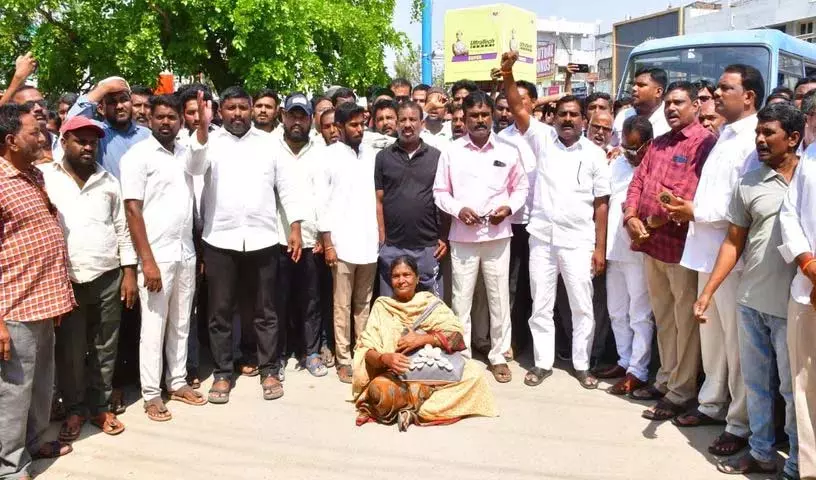 Illegal arrests के विरोध में पुलिस स्टेशन के सामने बिजली गुल Illegal arrests के विरोध में पुलिस स्टेशन के सामने बिजली गुल
