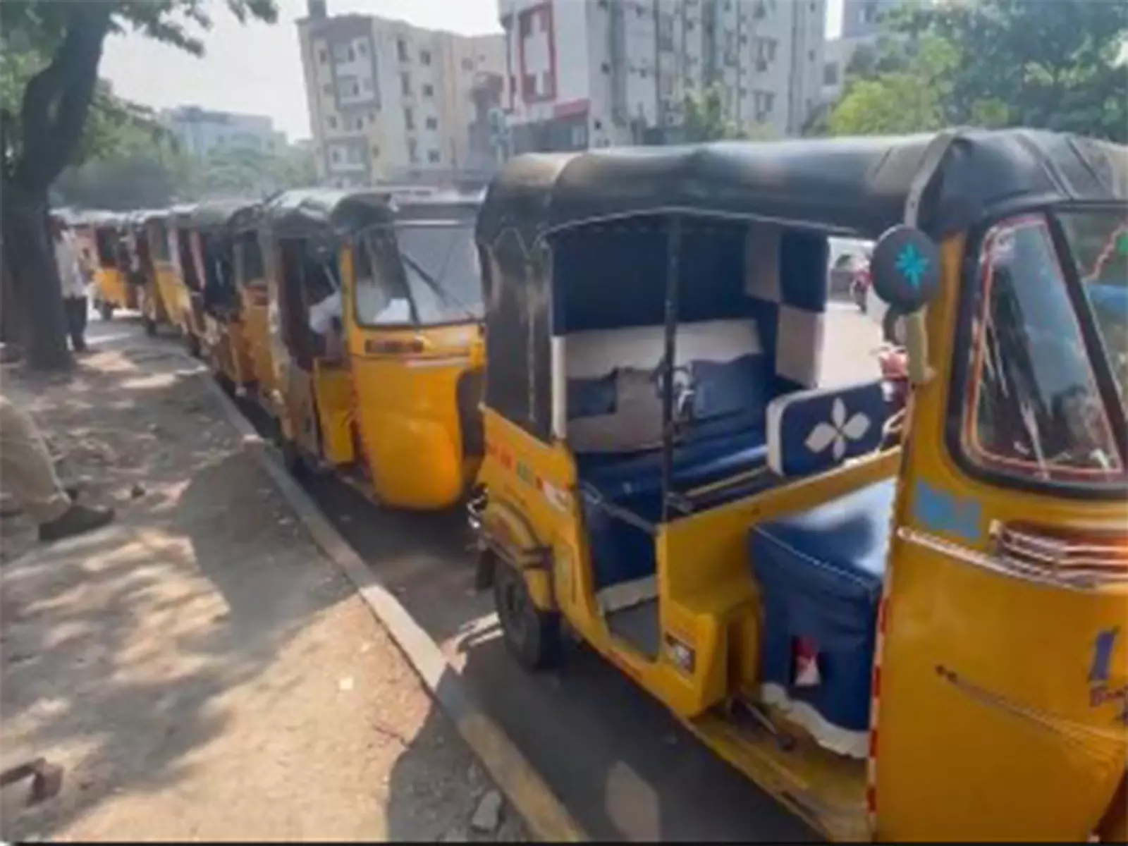 Telangana: ईंधन की कमी के कारण खैरताबाद गैस स्टेशन पर ऑटोरिक्शा की लंबी कतारें Telangana: ईंधन की कमी के कारण खैरताबाद गैस स्टेशन पर ऑटोरिक्शा की लंबी कतारें