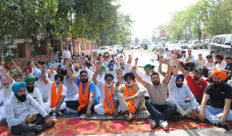 मोहाली में ज़मीन मालिकों ने GMADA ऑफिस के सामने धरना शुरू किया मोहाली में ज़मीन मालिकों ने GMADA ऑफिस के सामने धरना शुरू किया