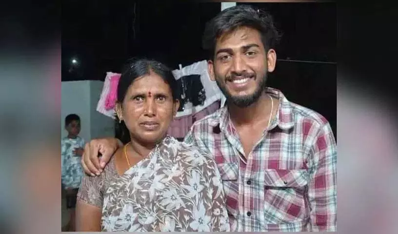 Markapuram बस हादसे में बेटे को बचाने के चक्कर में मां जिंदा जल गई Markapuram बस हादसे में बेटे को बचाने के चक्कर में मां जिंदा जल गई