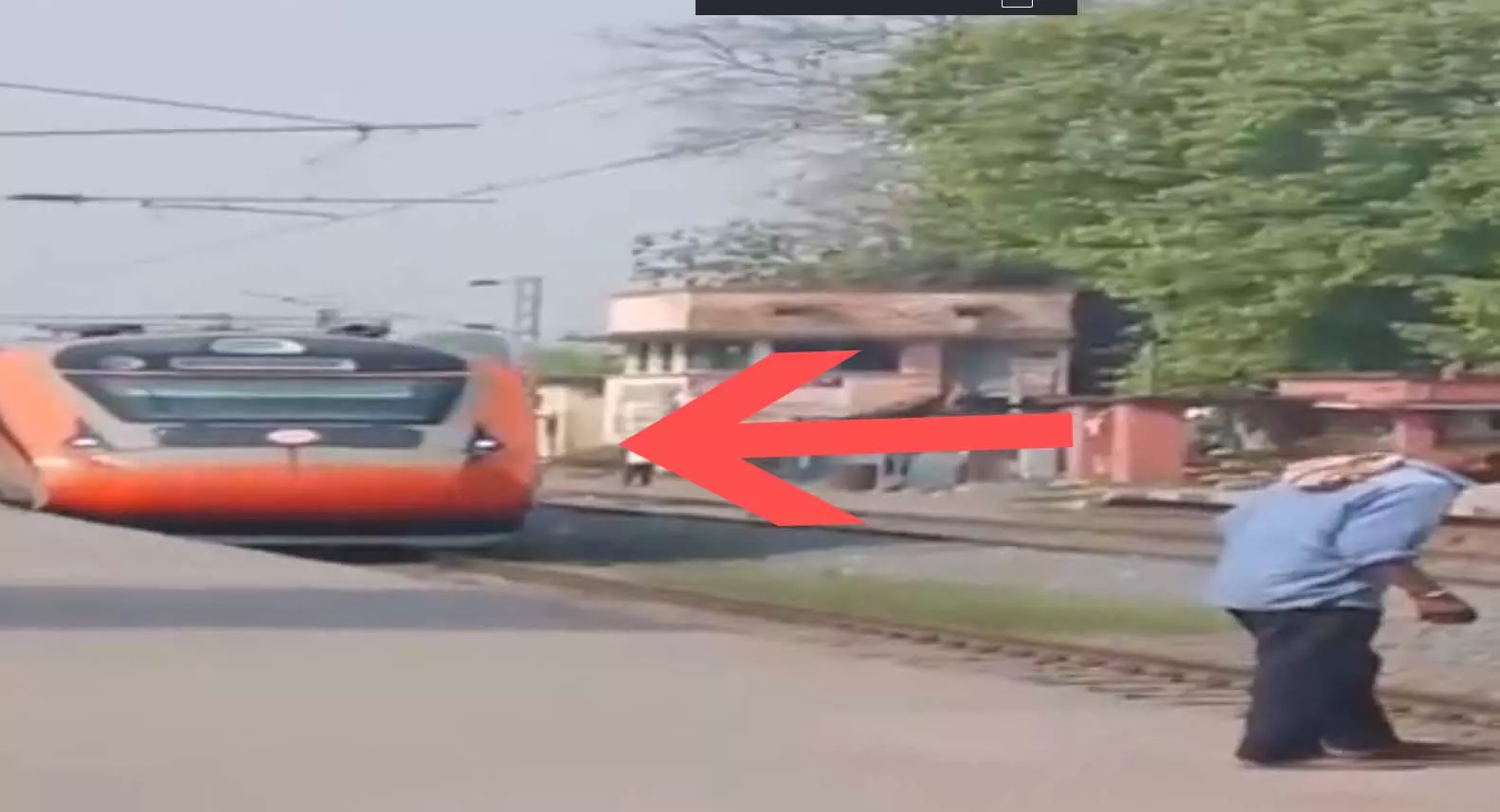 मौत का LIVE वीडियो...गुटखा बना काल, ट्रैक पर थूकने के लिए झुका, तभी... मौत का LIVE वीडियो...गुटखा बना काल, ट्रैक पर थूकने के लिए झुका, तभी...