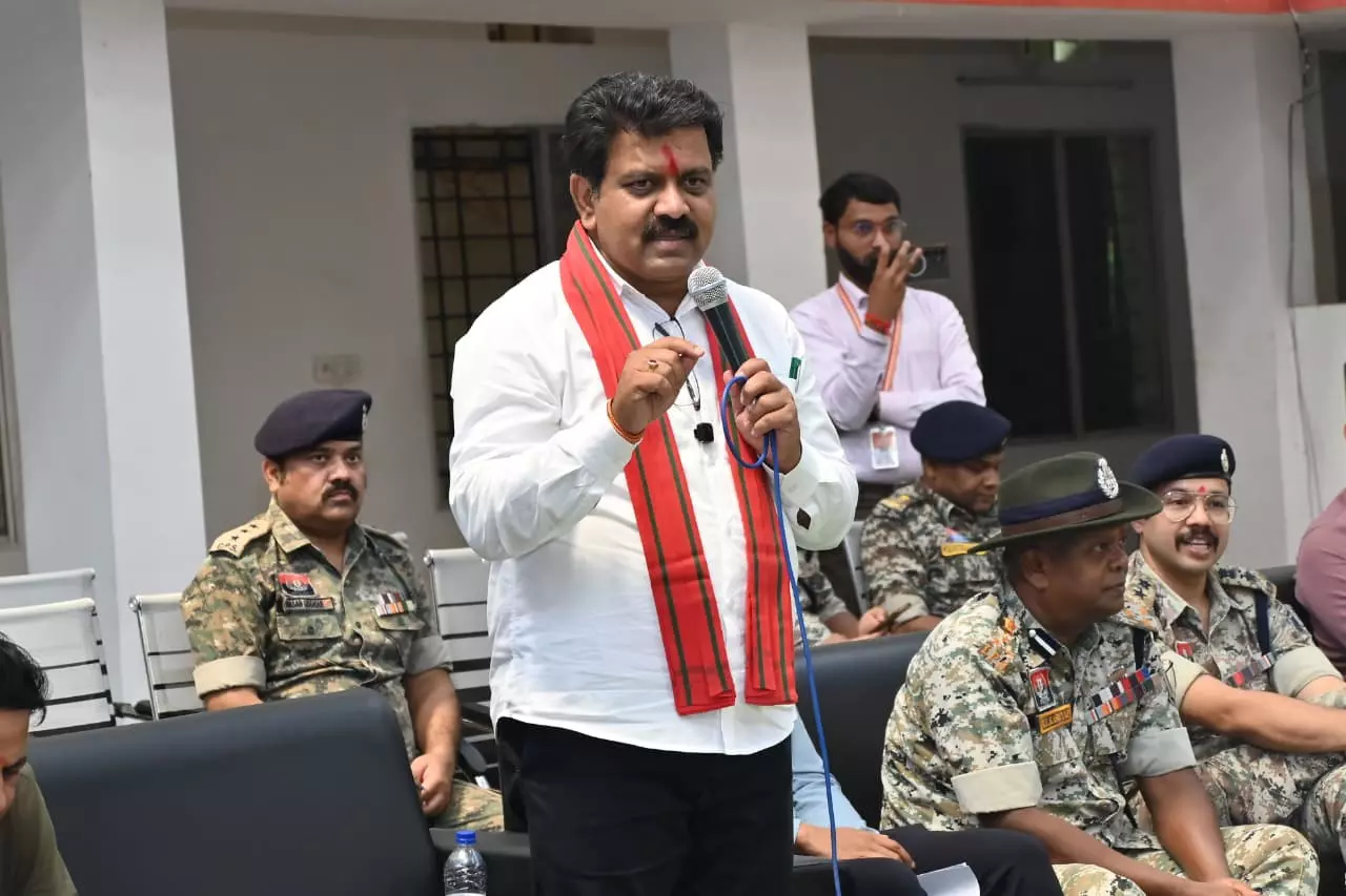 उपमुख्यमंत्री विजय शर्मा ने पुनर्वास केंद्र दंतेवाड़ा में युवाओं से की मुलाकात उपमुख्यमंत्री विजय शर्मा ने पुनर्वास केंद्र दंतेवाड़ा में युवाओं से की मुलाकात