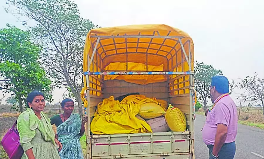 Karnataka : ₹28 हज़ार के राशन चावल का अवैध परिवहन, मामला दर्ज Karnataka : ₹28 हज़ार के राशन चावल का अवैध परिवहन, मामला दर्ज