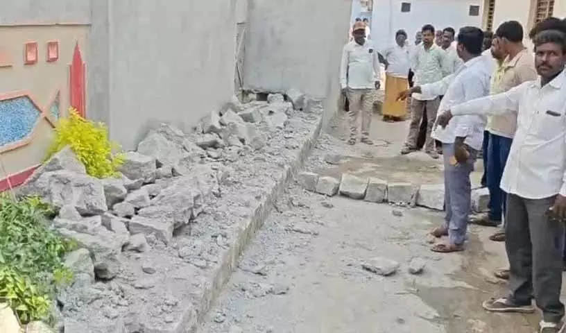 सरपंच चुनाव विवाद: Medak village में कांग्रेस BC नेता की बाउंड्री वॉल गिराई गई सरपंच चुनाव विवाद: Medak village में कांग्रेस BC नेता की बाउंड्री वॉल गिराई गई