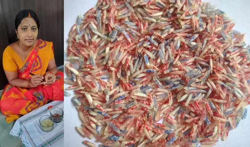 Sangareddy में एक भक्त ने 4,100 चावल के दानों पर राम लिखा Sangareddy में एक भक्त ने 4,100 चावल के दानों पर राम लिखा