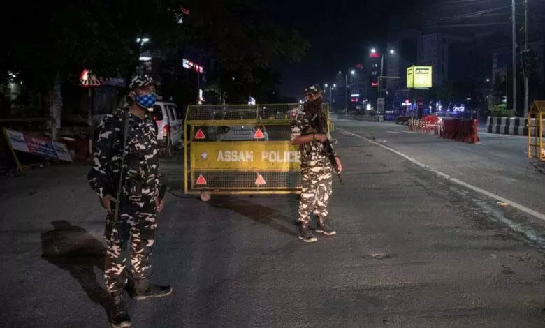 Assam के एक गांव में बीफ मिलने के बाद भीड़ ने मुस्लिम घरों में तोड़फोड़ की Assam के एक गांव में बीफ मिलने के बाद भीड़ ने मुस्लिम घरों में तोड़फोड़ की